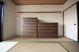 松戸市_部屋にタンスだけ置かれている写真